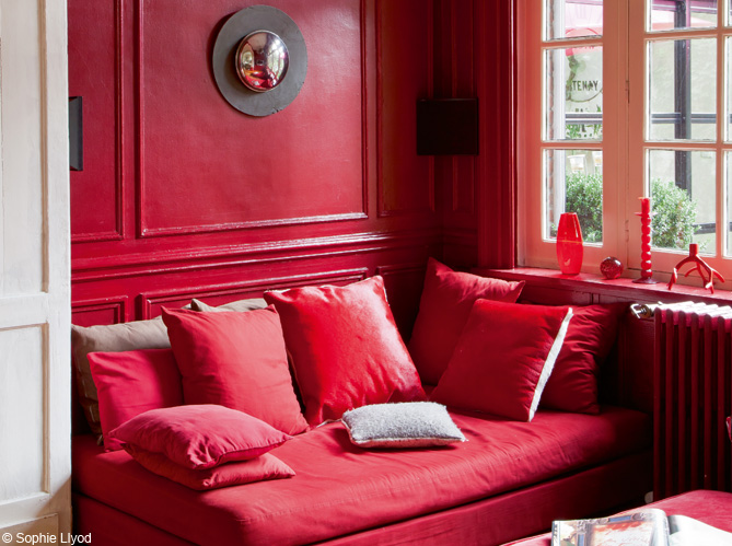 red acceng wall for living room